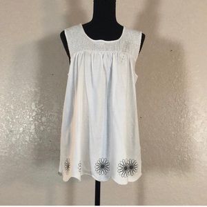 946 NWT Hannah Sleeveless Embroidered Flowers Blouse. SzL